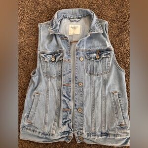 Abercrombie & Fitch Lightly distressed Denim Vest size small